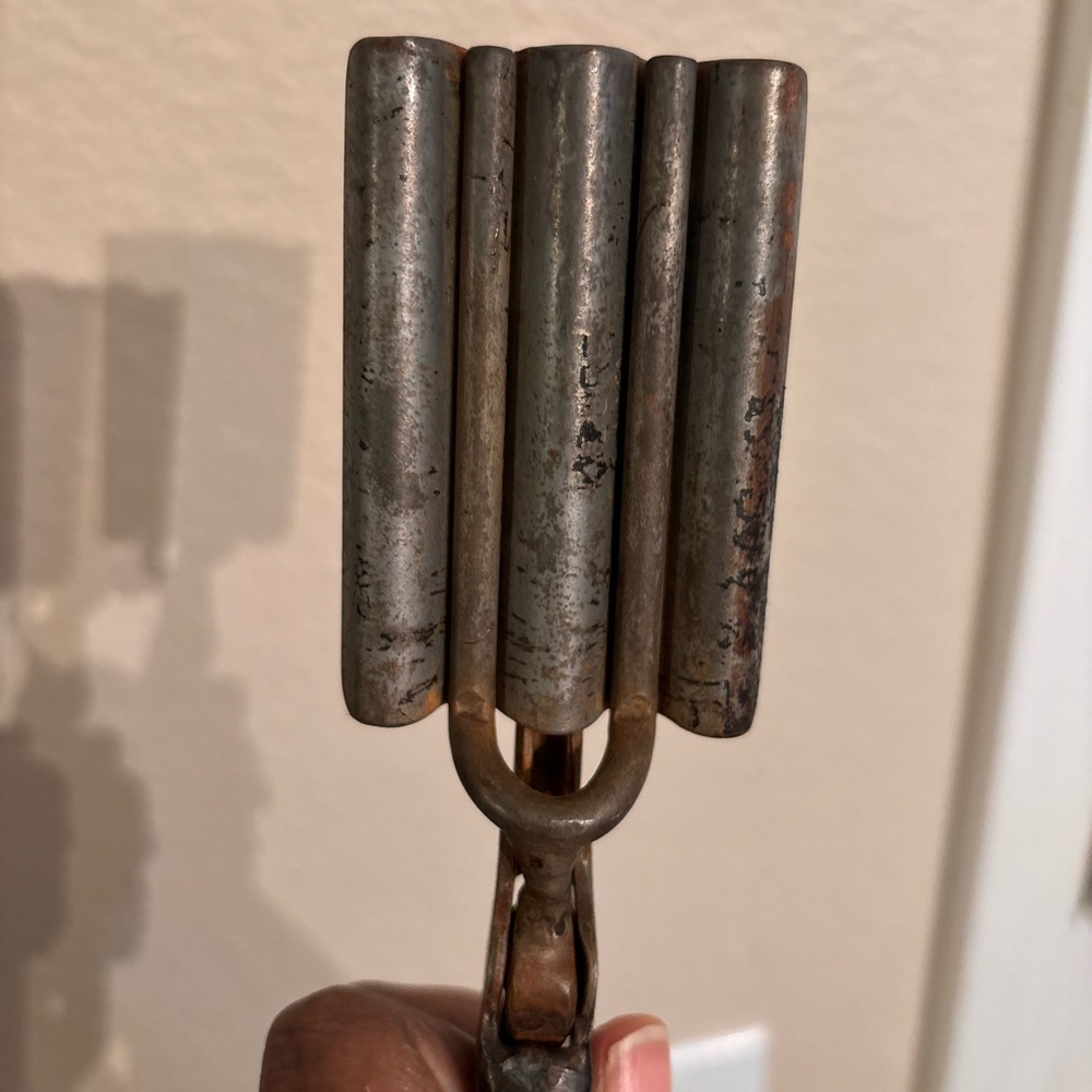 Vintage Metal Marcel Chrimps